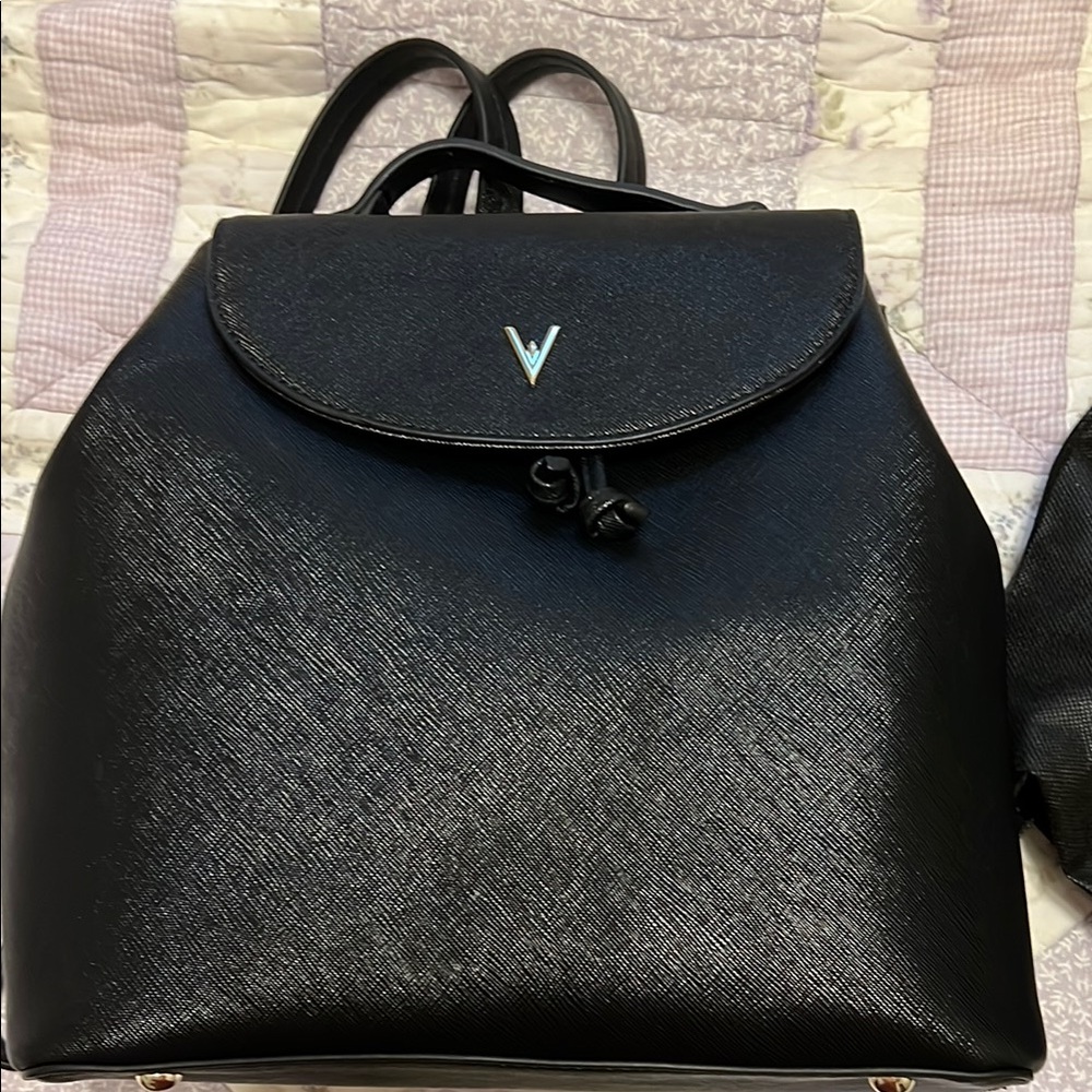 Sleek Black Backpack with Textured Leather and Rounded Flap